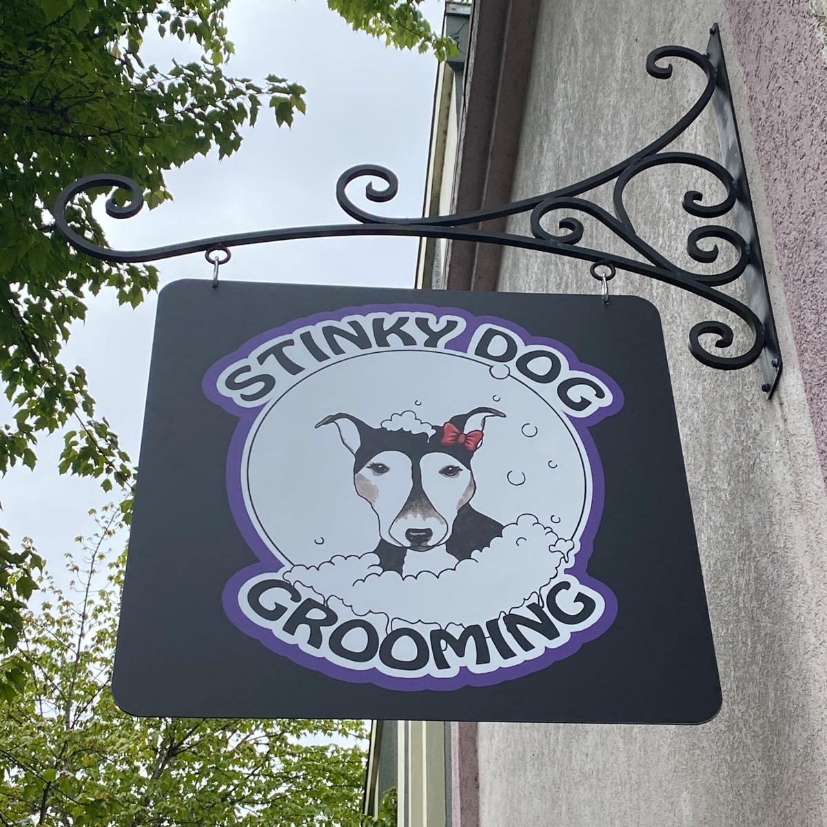 Hanging sign for Stinky Dog Grooming.